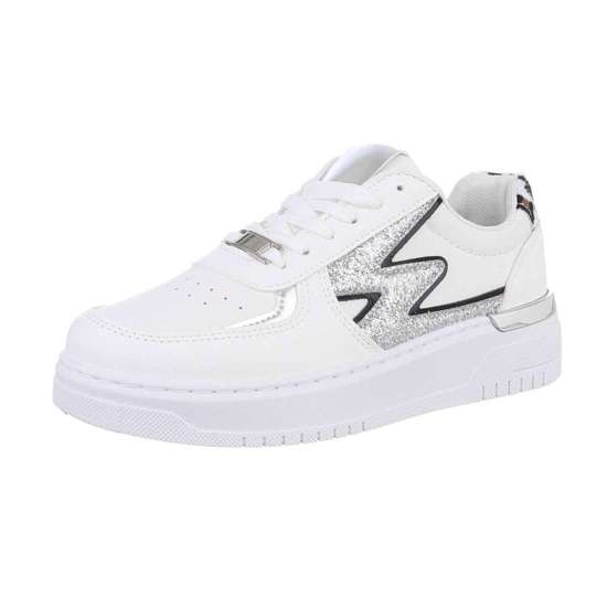 Кроссовки на шнуровке