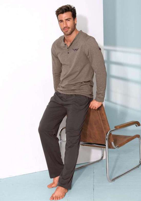 темно-коричневый