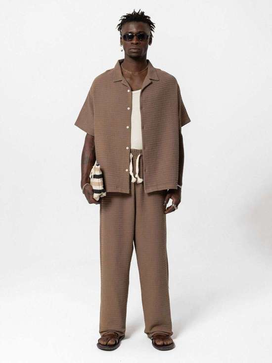 коричневый