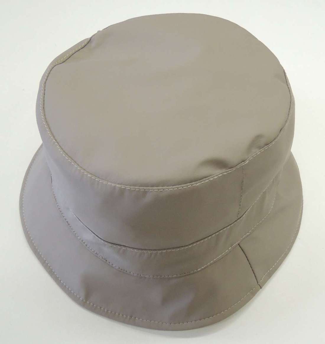 Рыбацкая шапка со шнурком для регулировки размера.