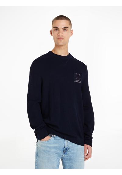 Вязаный свитер с фирменной этикеткой на груди. TJM REG STRCT TONAL FLAG SWEATER