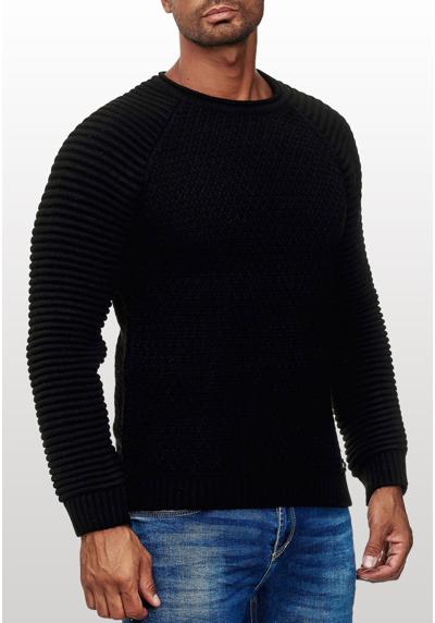 Вязаный свитер модной крупной вязки.