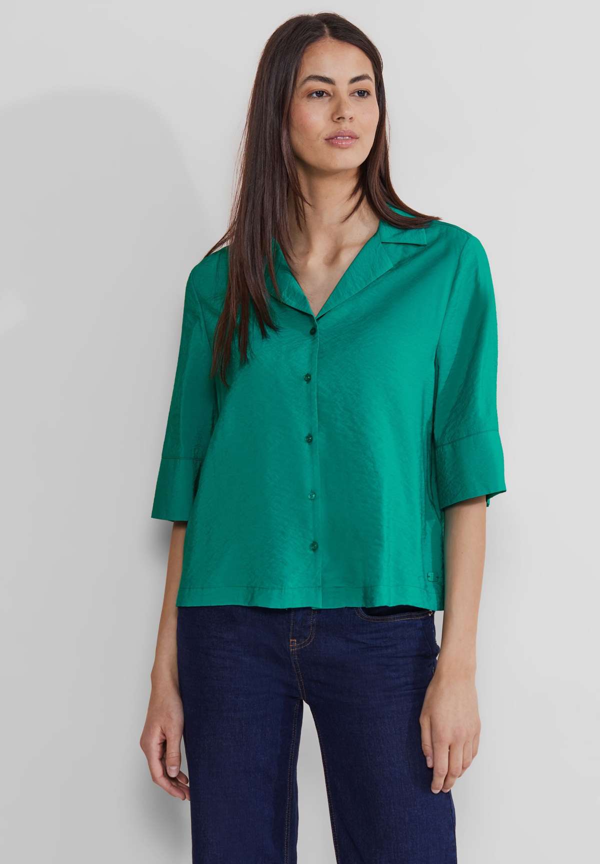 Блузка-рубашка из мягкой смеси материалов.