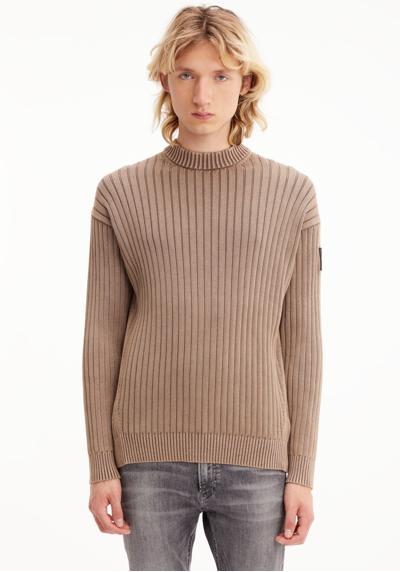 Вязаный свитер с логотипом Calvin Klein на рукаве.
