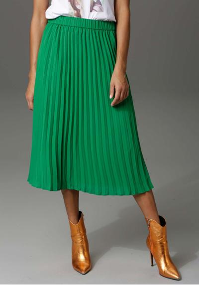 Плиссированная юбка в модной цветовой палитре.