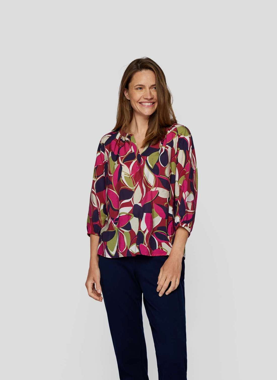 Классическая блузка Farbenfrohe Bluse mit abstraktem Blätterdruck