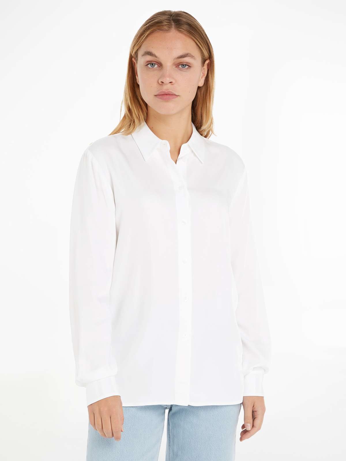 Блузка-рубашка с тонкой биркой на вырезе сзади.