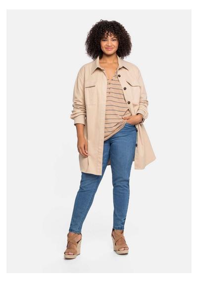 Блузка-пиджак в стиле шейкет с боковыми карманами.