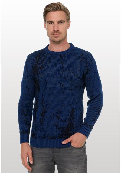 Вязаный свитер модного двухцветного дизайна.