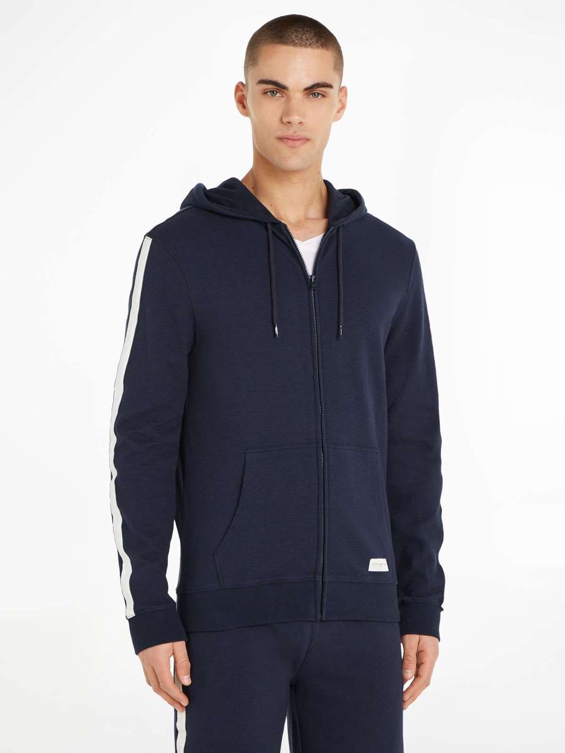 Худи с фирменной этикеткой на рукавах. HWK FZ HOODIE