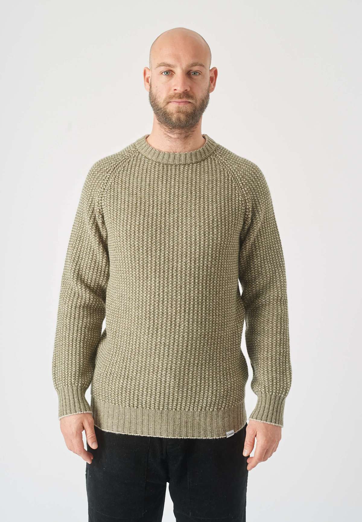 Вязаный свитер модного узора в рубчик.
