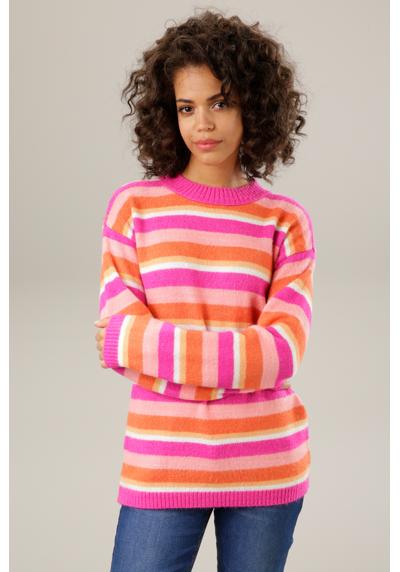 Вязаный свитер в красочную полоску.