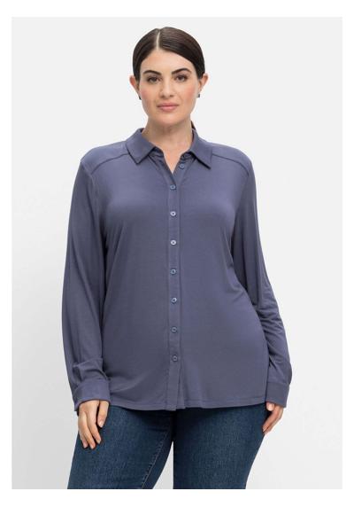 Блузка-рубашка из эластичного вискозного трикотажа.