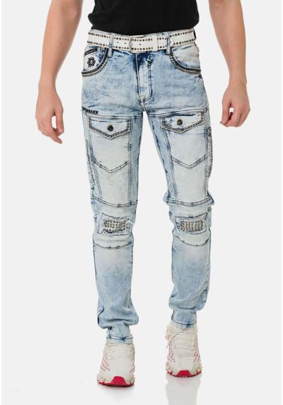 Прямые джинсы необычного вида.