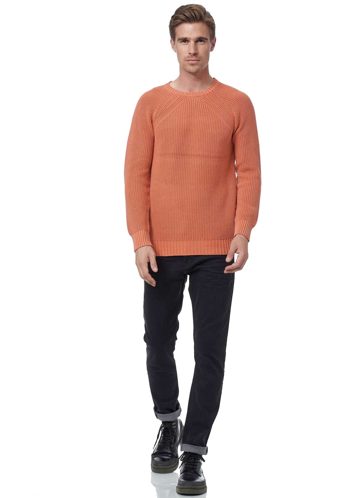 Вязаный свитер, простого дизайна.