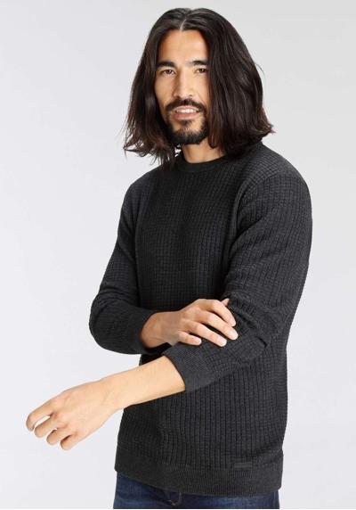 Вязаный свитер, современный вязаный вид.