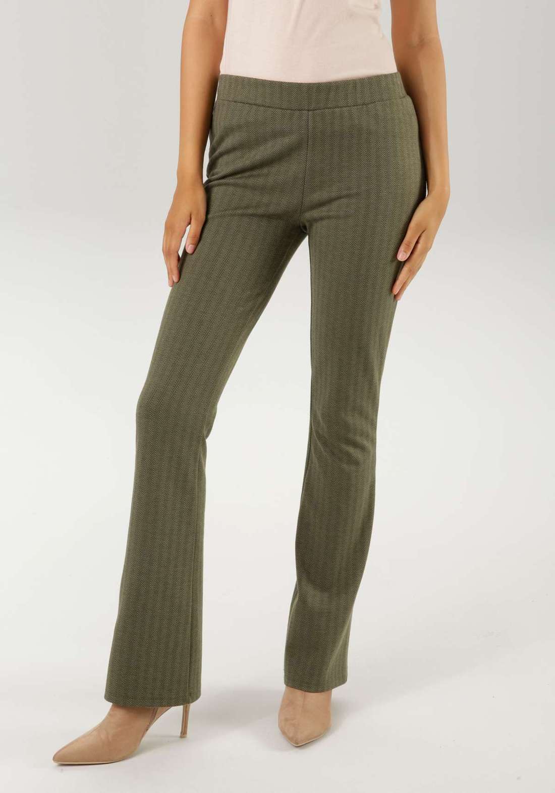 Брюки-клеш с гармоничным узором «елочка».