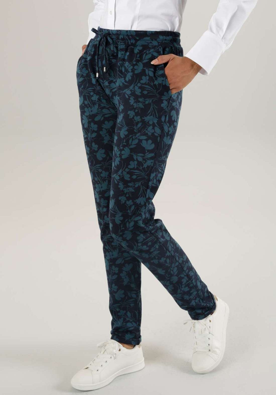 Брюки без застежки с практичными боковыми карманами.