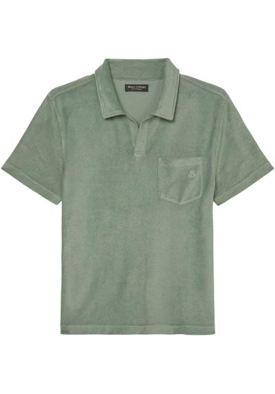 Рубашка-поло, небольшой нагрудный карман с вышитым логотипом.