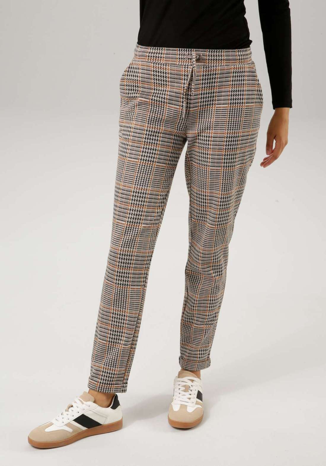 Брюки без застежки гармоничного клетчатого дизайна.