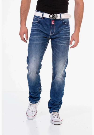 Прямые джинсы в классическом стиле с пятью карманами.