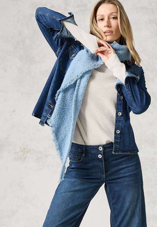 Вязаный свитер в двухцветном исполнении с воротником стойкой.