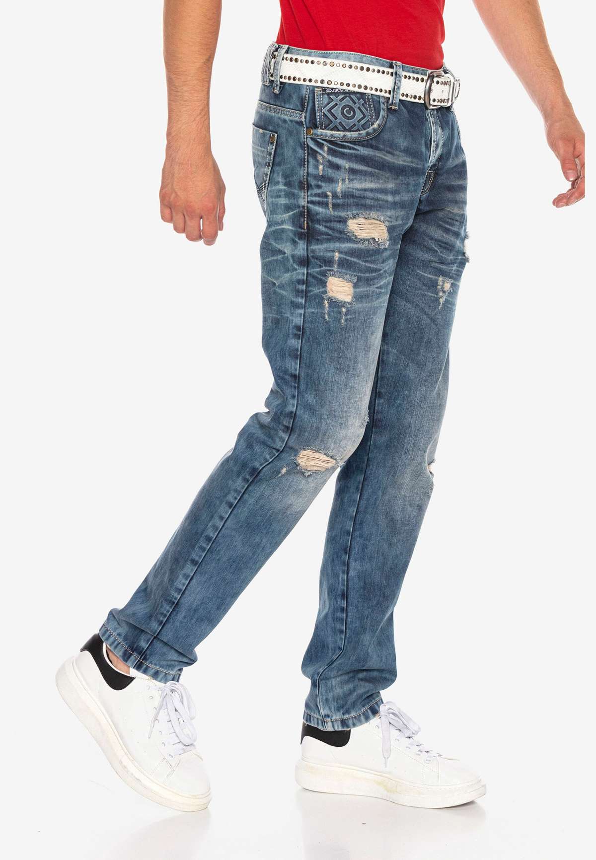 Прямые джинсы в модном разрушенном образе