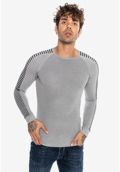 Вязаный свитер с модными элементами рельефной вязки.