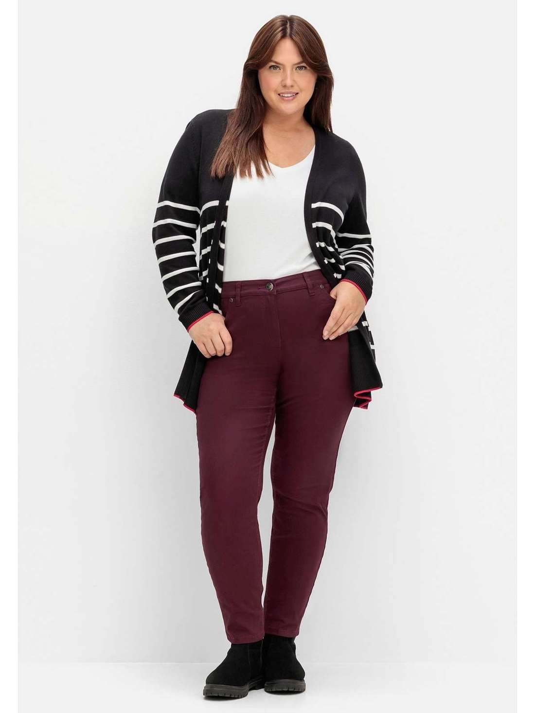 Брюки-стрейч с вышивкой и декоративными швами. Große Größen