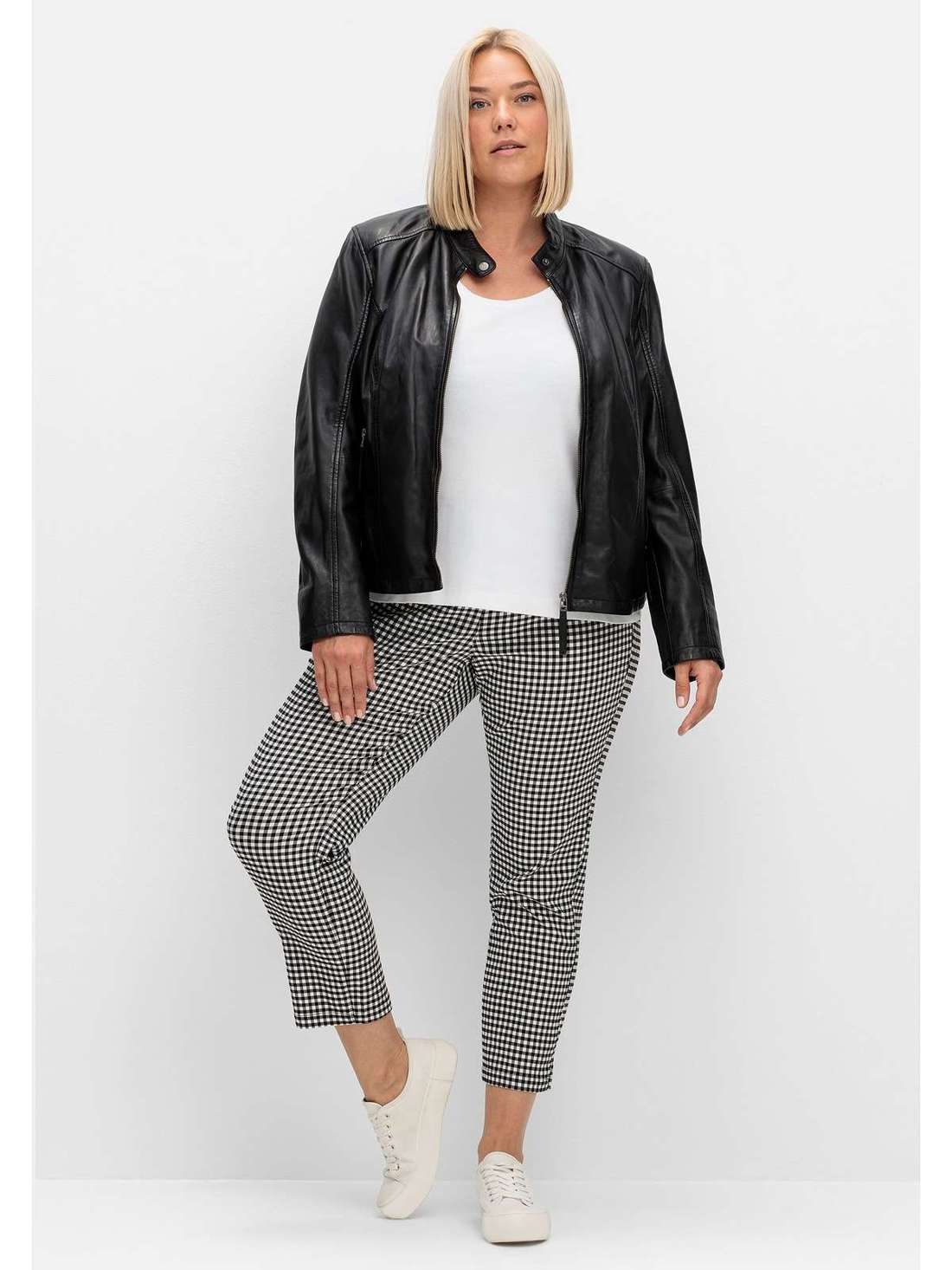 Брюки длиной до щиколотки с клетчатым узором. Große Größen