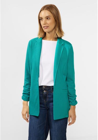 Длинный пиджак однотонного цвета.