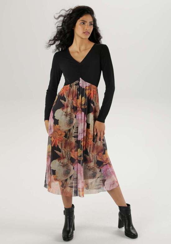 Платье миди с рюшами на V-образном вырезе