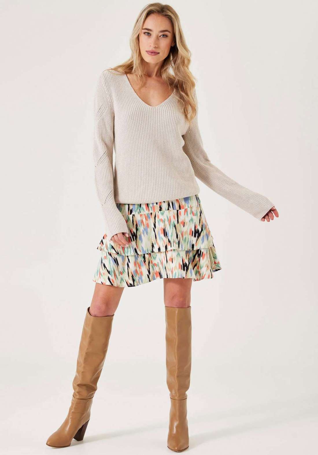 свитер с V-образным вырезом