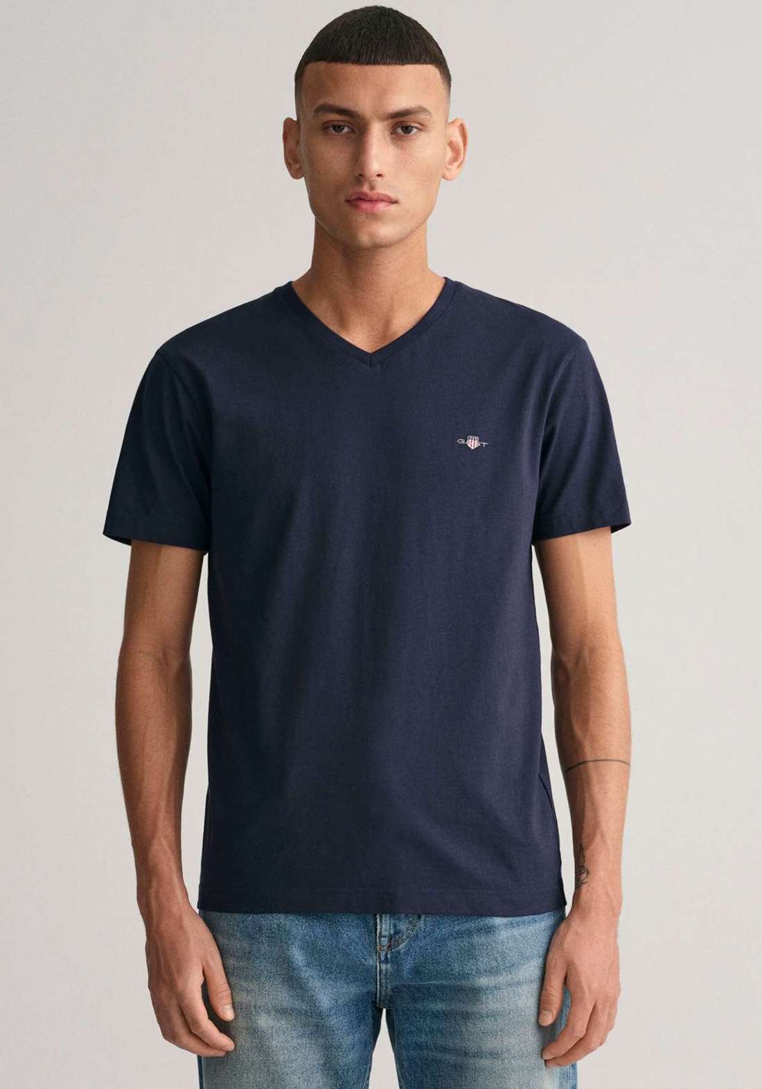 Футболка с небольшой вышивкой логотипа на груди. SLIM SHIELD V-NECK T-SHIRT