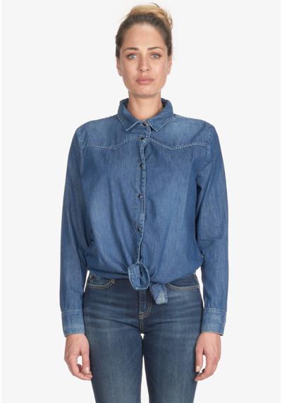 Классическая блузка отлично смотрится с джинсами.