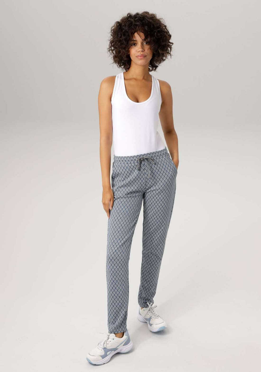 Брюки-слипоны экстравагантного клетчатого дизайна.