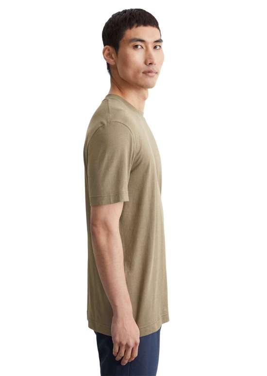 коричневый