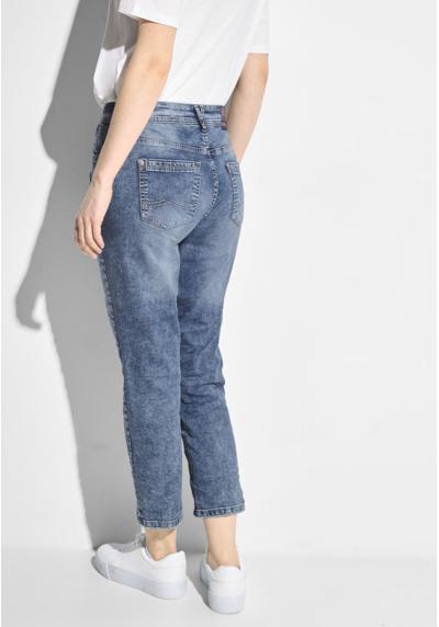 Прямые джинсы, средняя талия.
