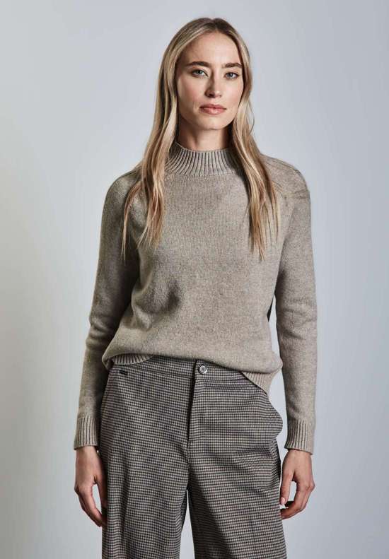 Вязаный свитер из приятного сочетания материалов.