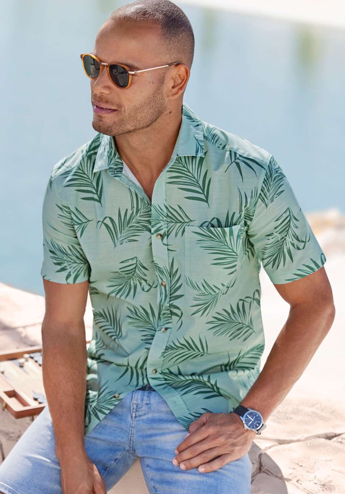 Гавайская рубашка, рубашка с короткими рукавами из качественного структурированного хлопка.