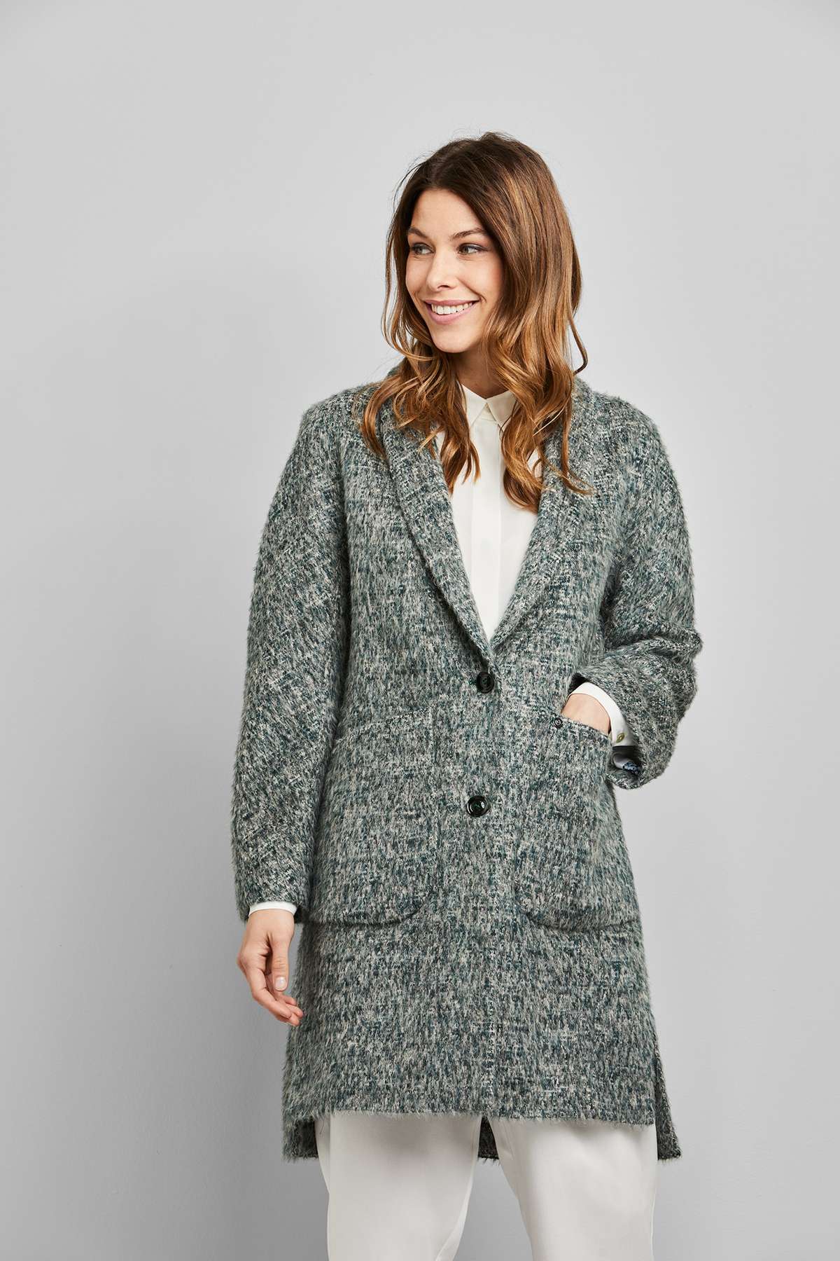 Короткое пальто с содержанием шерсти альпаки.