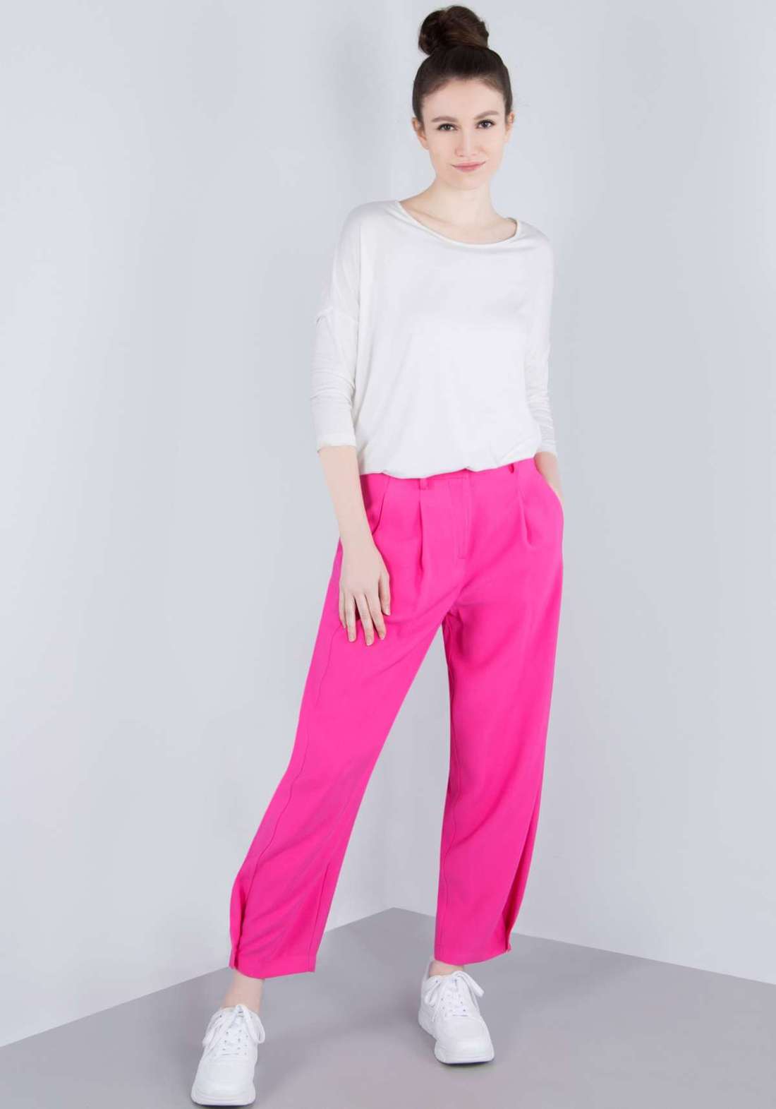 Плиссированные брюки Verkürzte Hose mit Bundfalten und Knopfdetail am Beinabschluss