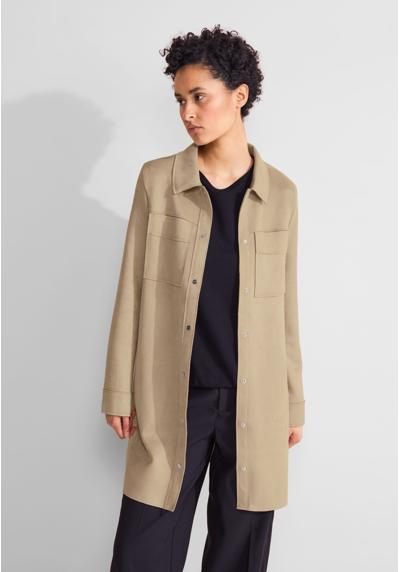 Куртка длинная, без капюшона, длинная велюровая куртка с рубашечным воротником и нагрудными карманами.