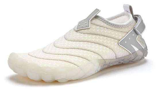 белый/серый