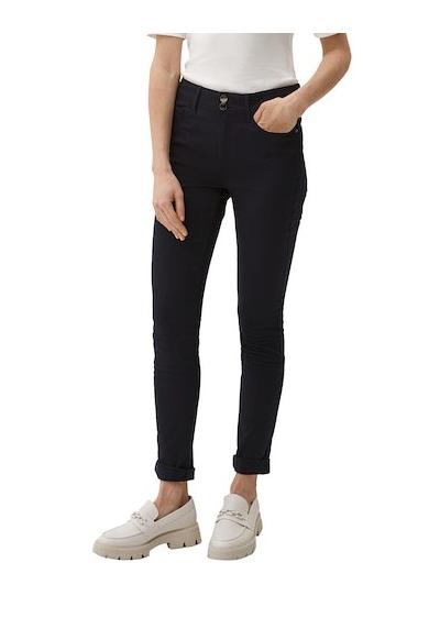 Джинсы с пятью карманами и застежкой на две пуговицы.