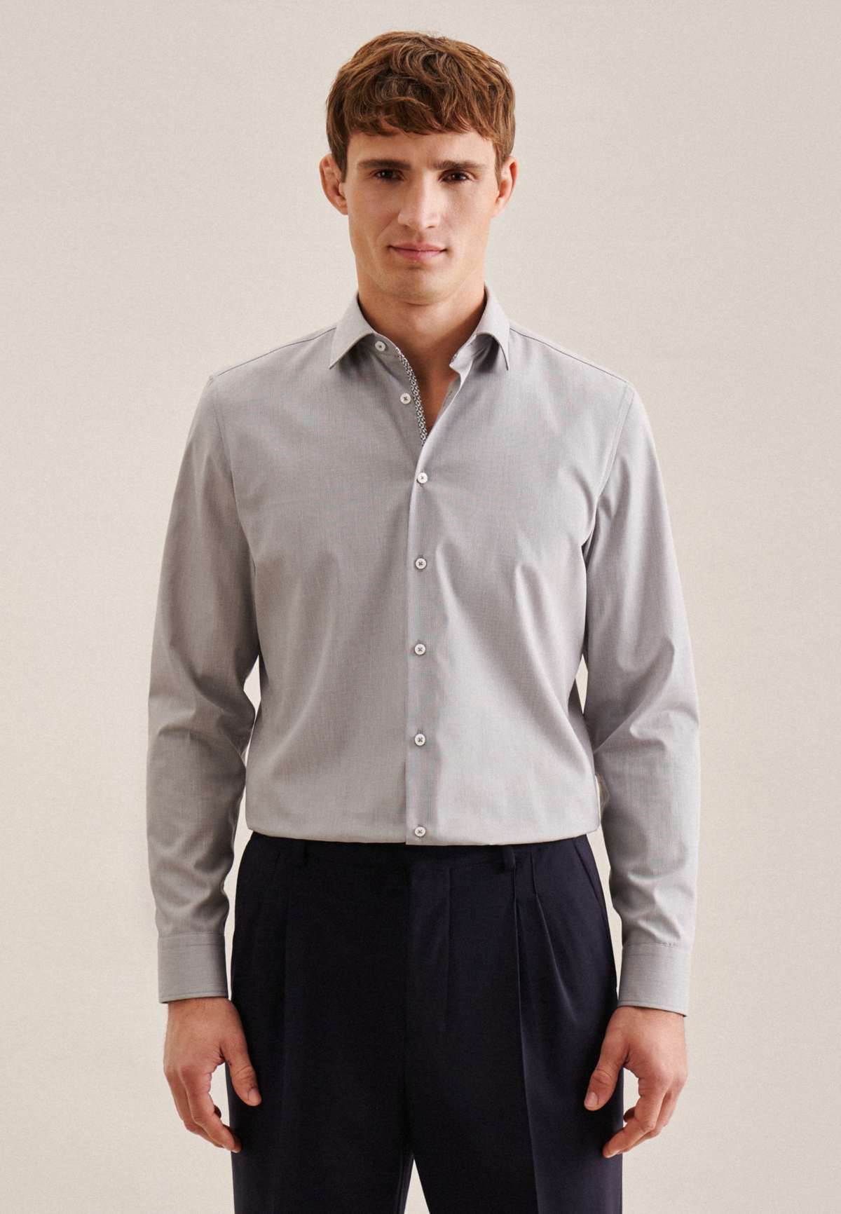 Деловая рубашка, фасонные удлиненные рукава, однотонный воротник «Кент».