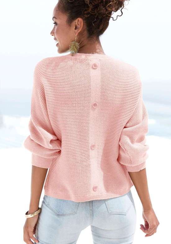 Свитер с круглым вырезом и декоративными пуговицами сзади.