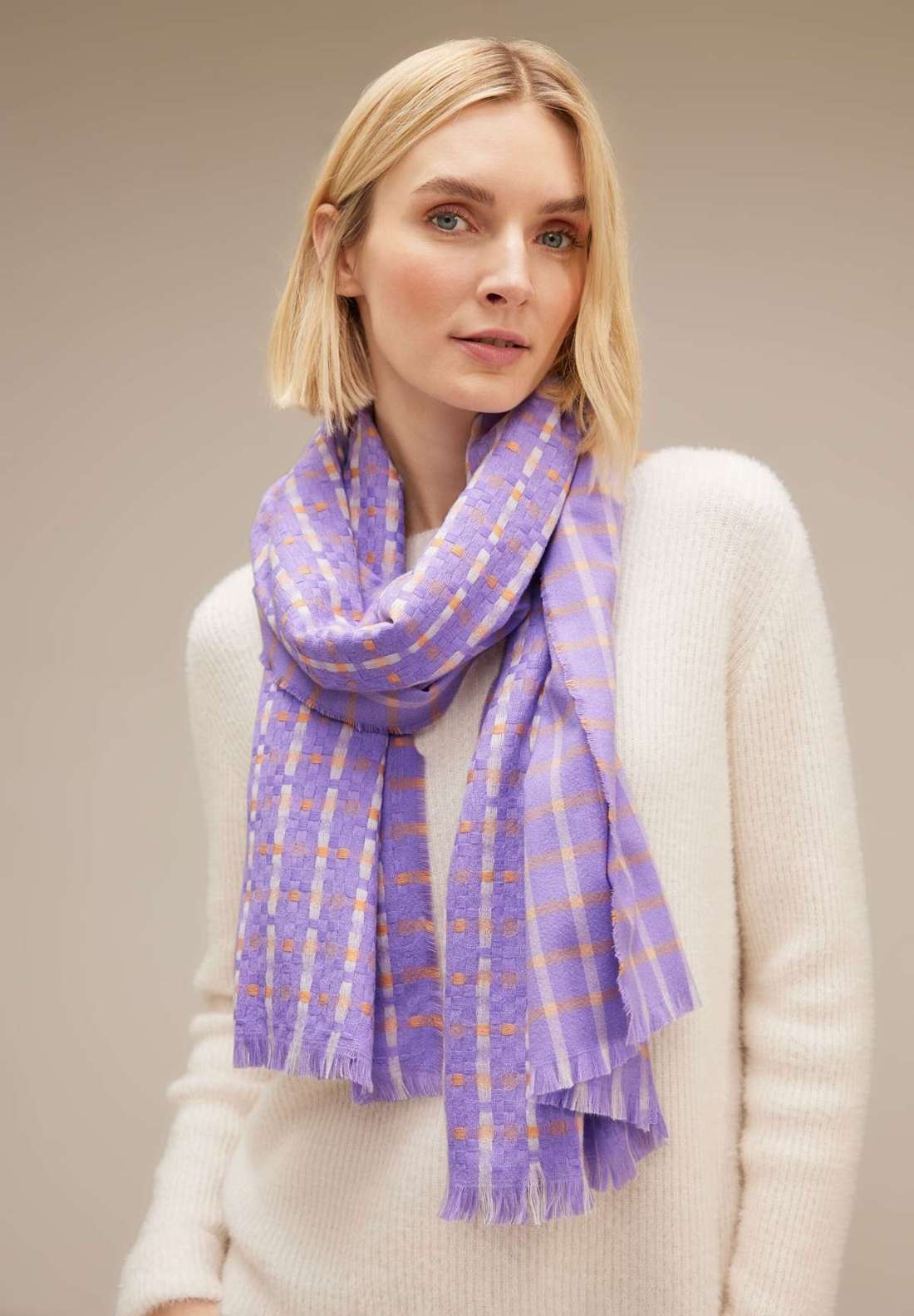 Шарф с бахромой по краю