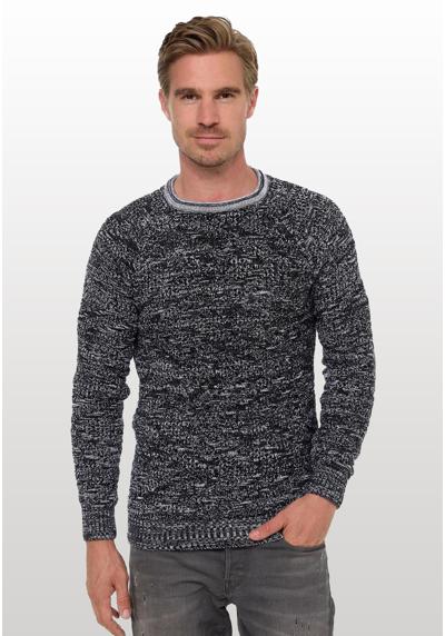 Вязаный свитер со стильным узором.