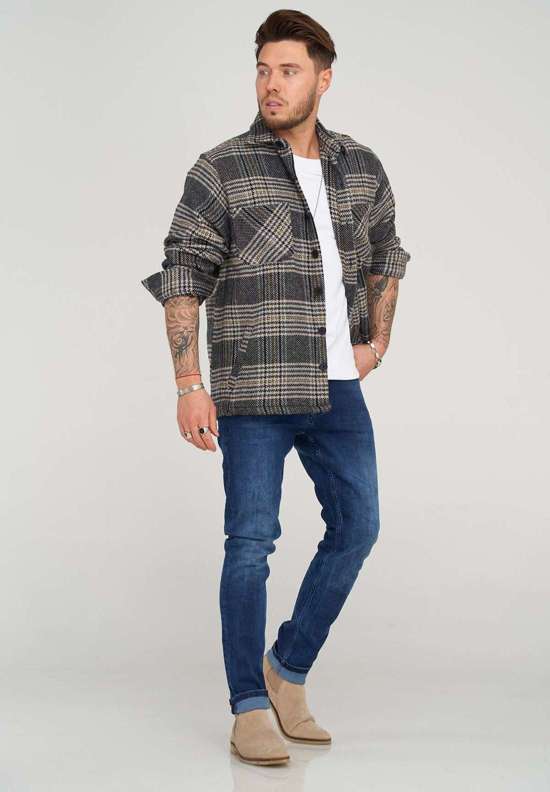 Рубашка с длинными рукавами и практичными боковыми карманами. MILIO